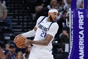 Stein：老鹰持续对交易得到独行侠中锋加福德展现出兴趣 比赛现场图