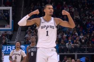 都没看清球就飞了！坎宁安自信上篮 文班光速弹射直接抡臂扇飞 比赛现场图