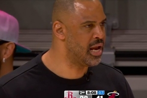 主打一个对阵容满意！火箭连续打铁失误 热火轰出19-2进攻狂潮 比赛现场图