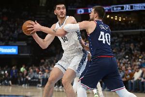 官方：埃迪将接受脚踝手术预计能完全康复 克拉克两周后重新评估 比赛现场图