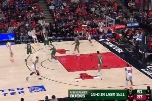 直接拉闸！公牛三分半一分未得 雄鹿趁势一波17-0打停比赛 比赛现场图