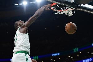 场均29分7.1板！明天绿军战黄蜂 杰伦·布朗不在伤病名单可以出战 比赛现场图