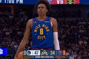 问题不大！小佩顿撞倒沃特森被吹一级恶犯 当事双方握手言和 比赛现场图