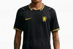 切尔西新赛季客场球衣谍照：简约黑色设计，衣领、袖口金色点缀 比赛现场图