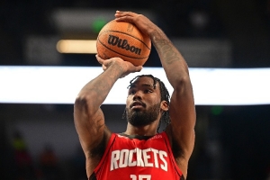 申京：赛季初伊森三分投得太好了 反而让他有点忘了去做其他事情 比赛现场图